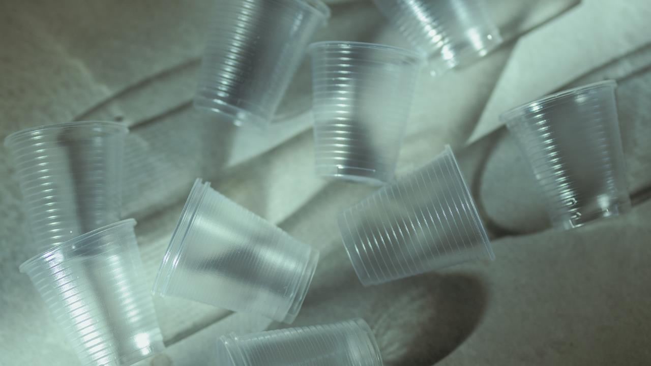 Reciclaje: si tienes vasos plásticos viejos, no los tires y transfórmalos en esta maravillosa idea